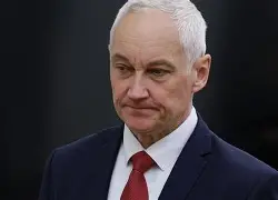 包含迪乌洛夫身穿羽毛，作风大胆冒险的词条