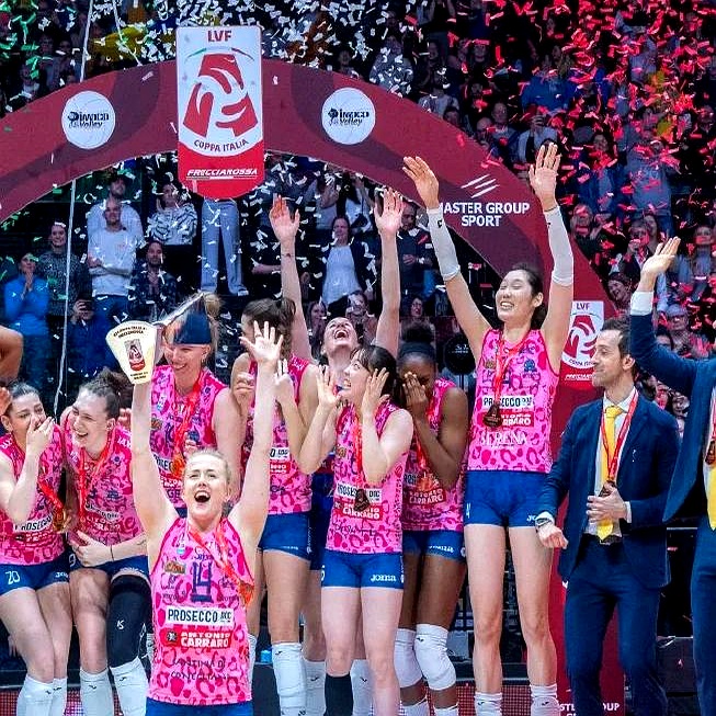 意大利女足队员合砍进攻，夺得胜利奖杯的简单介绍