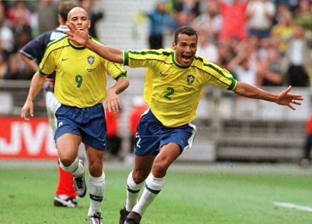 开云体育官方网站-足球热潮席卷全球，球员们斗志昂扬的简单介绍