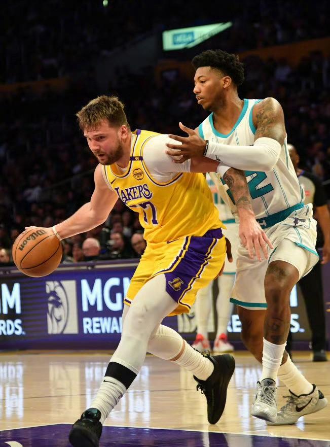 独行侠压哨逆转马刺,东契奇弹跳离场激情爆发的简单介绍 独行侠压哨逆转马刺,东契奇弹跳离场激情爆发的简单介绍