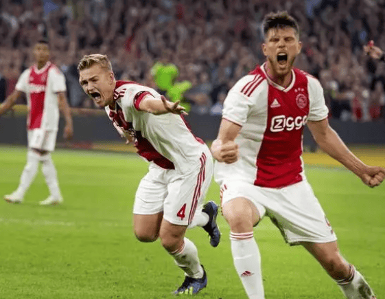 阿贾克斯主场击败对手，晋级前景美好的简单介绍