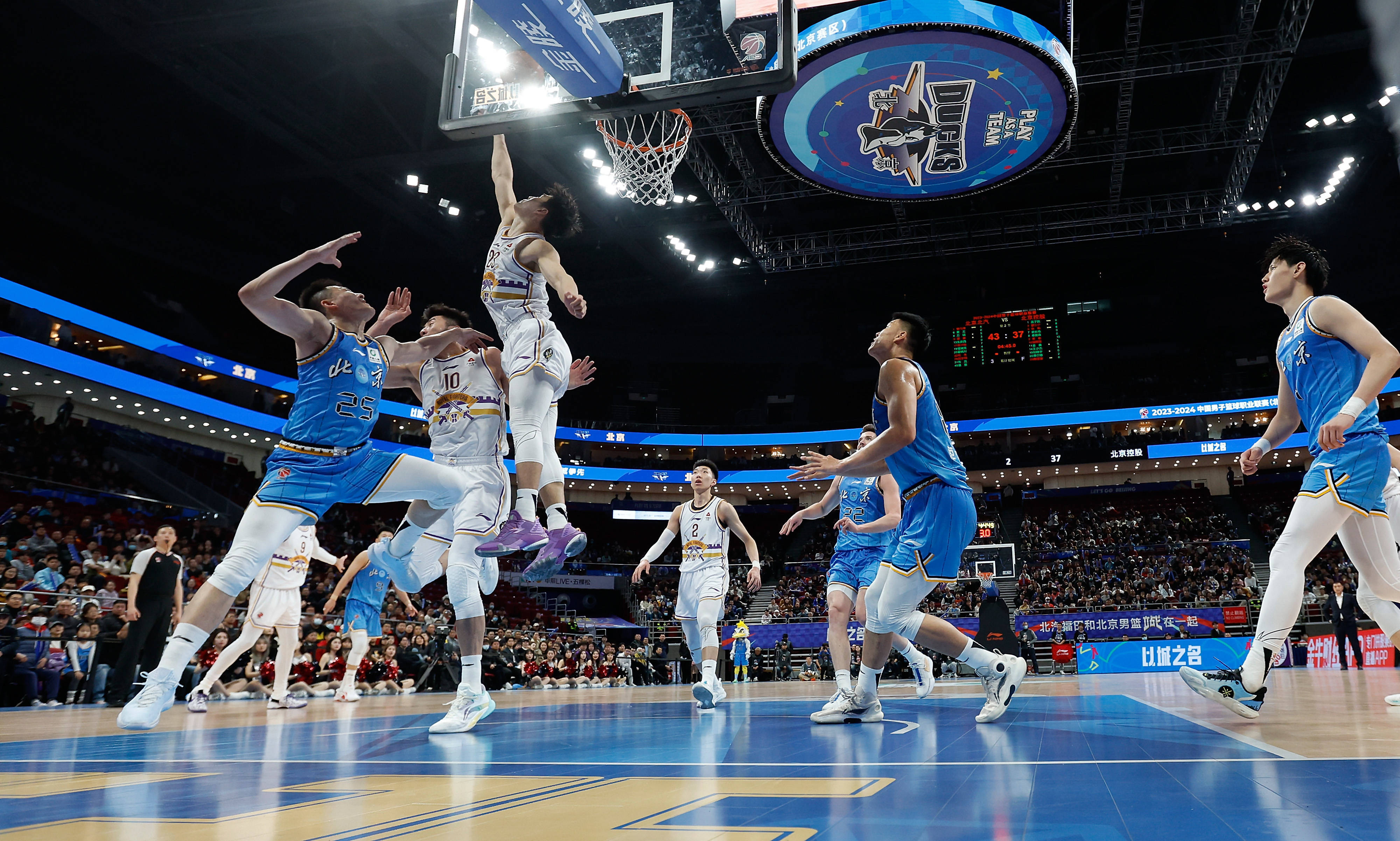 开云平台-篮球赛事的观众席热情高涨