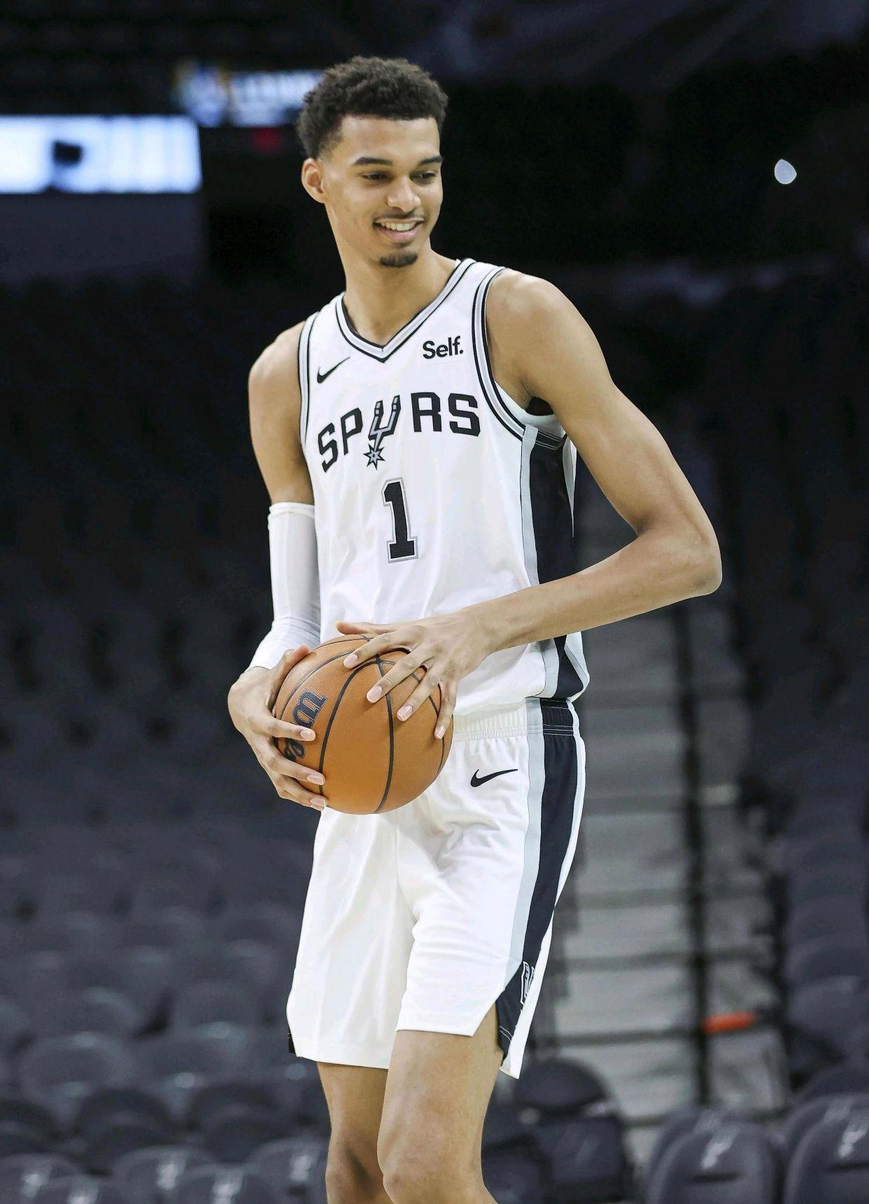 马刺球星在训练中受伤，球迷为其担忧的简单介绍