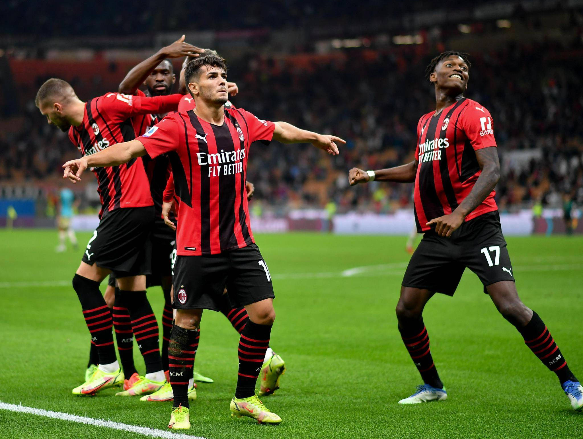 包含AC米兰在比赛中凭借出色表现，引领潮流的词条