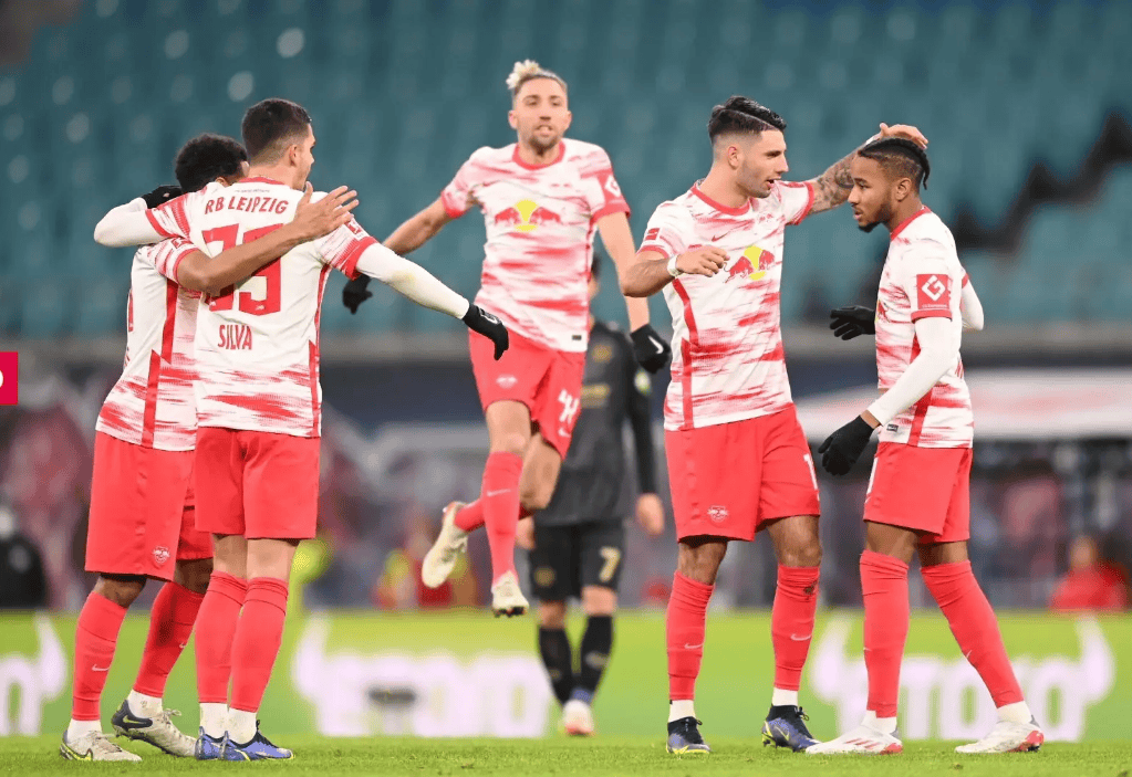 越南球队勇夺关键胜利，士气高涨的简单介绍