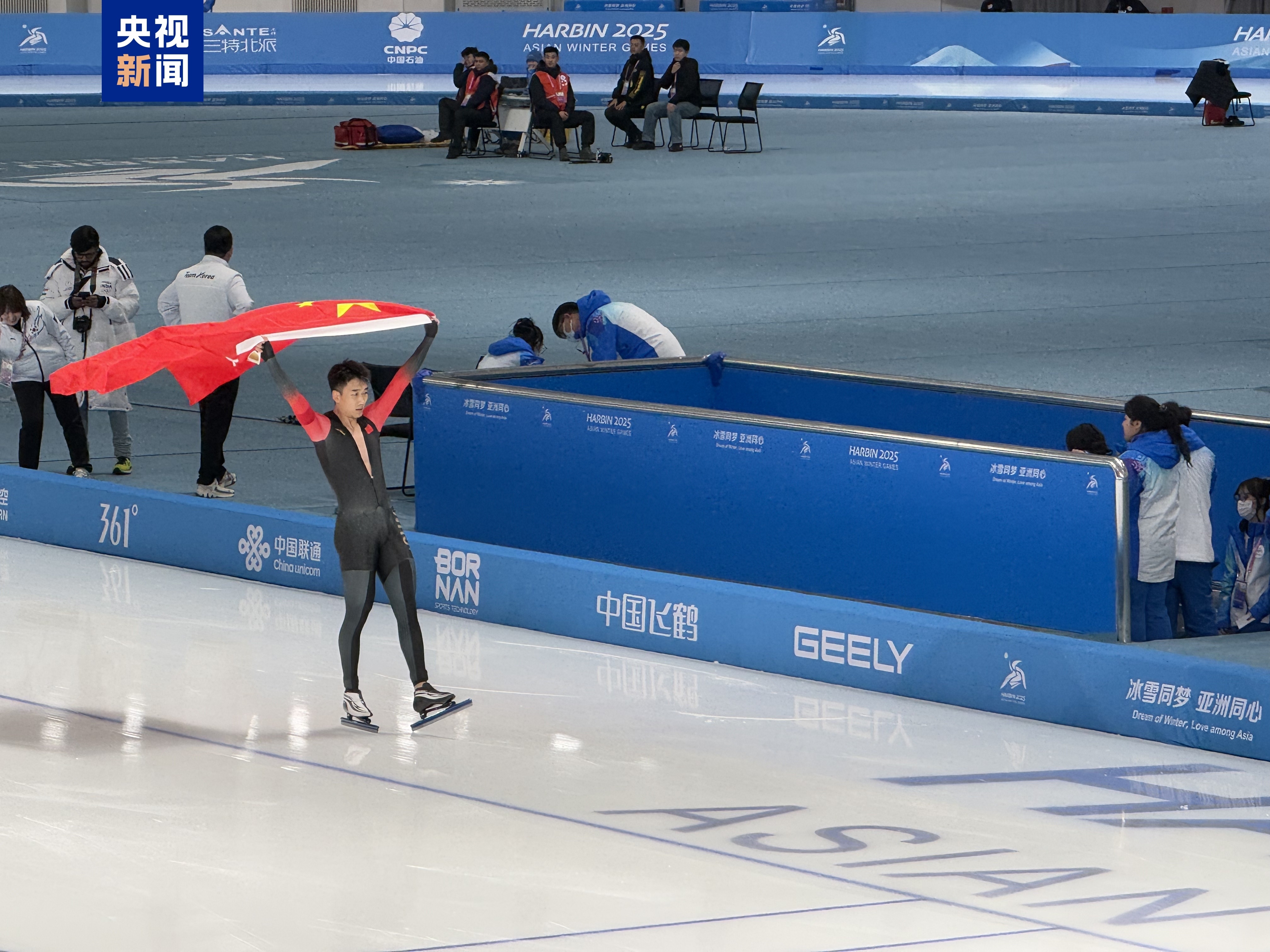 开云APP-亚洲选手打破世界纪录，登上领奖台