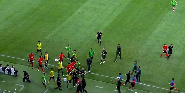 开云体育app-激情对决中一名球员突破重围取得进球！