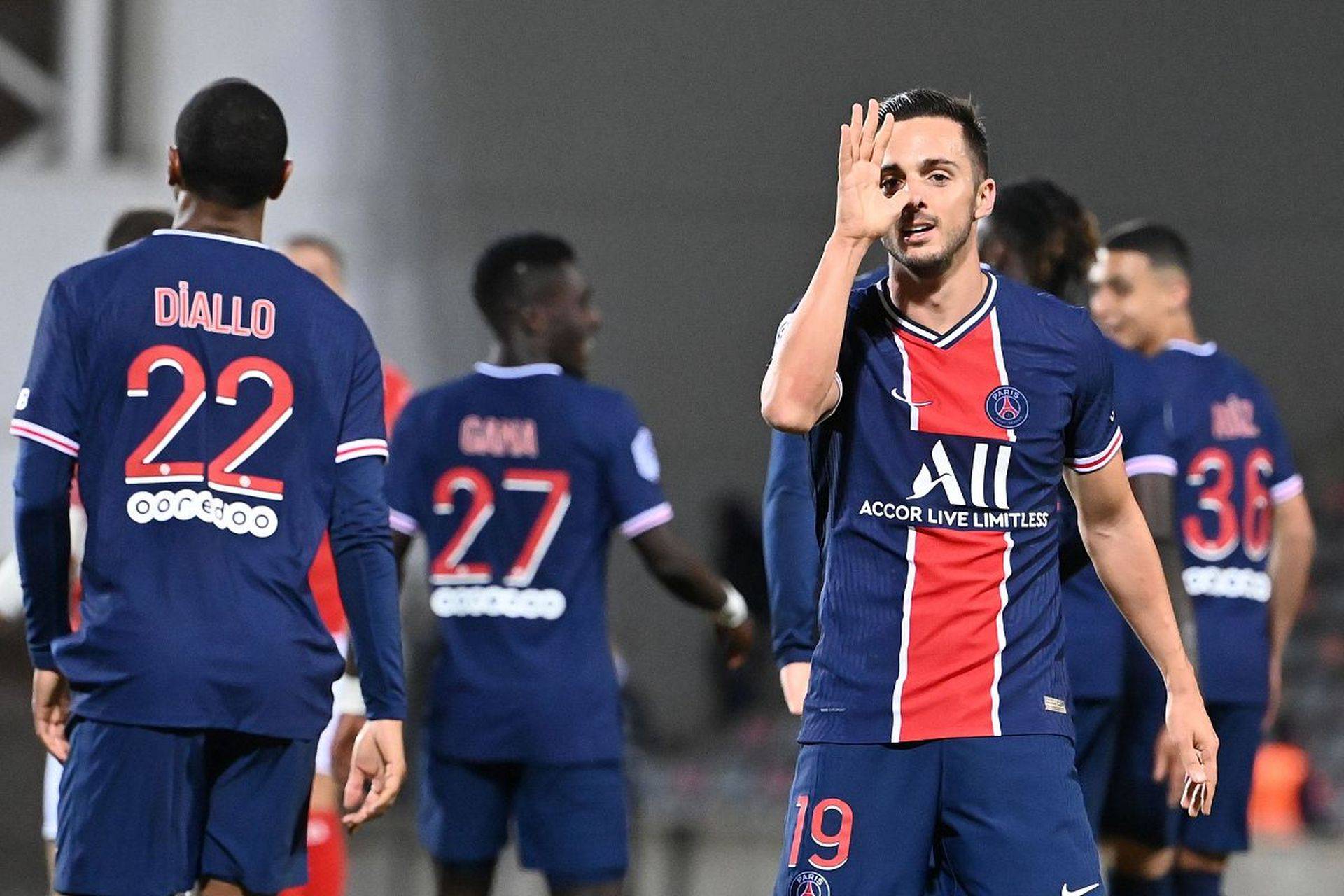 包含里尔主场不敌巴黎圣日耳曼，法甲榜首宝座动摇的词条