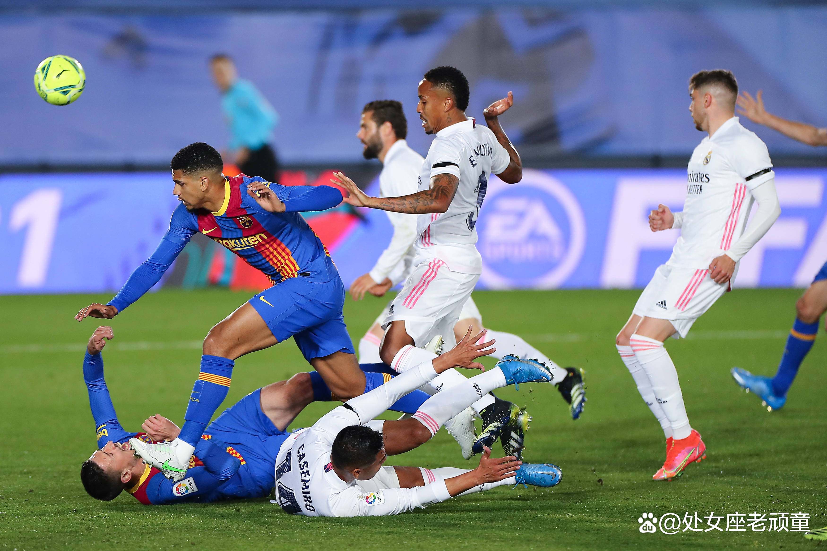 东西方球队在联赛中进行激烈对战