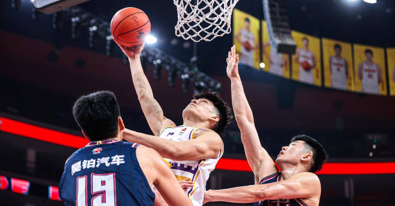 长春男篮惊险击败广西，保持领先