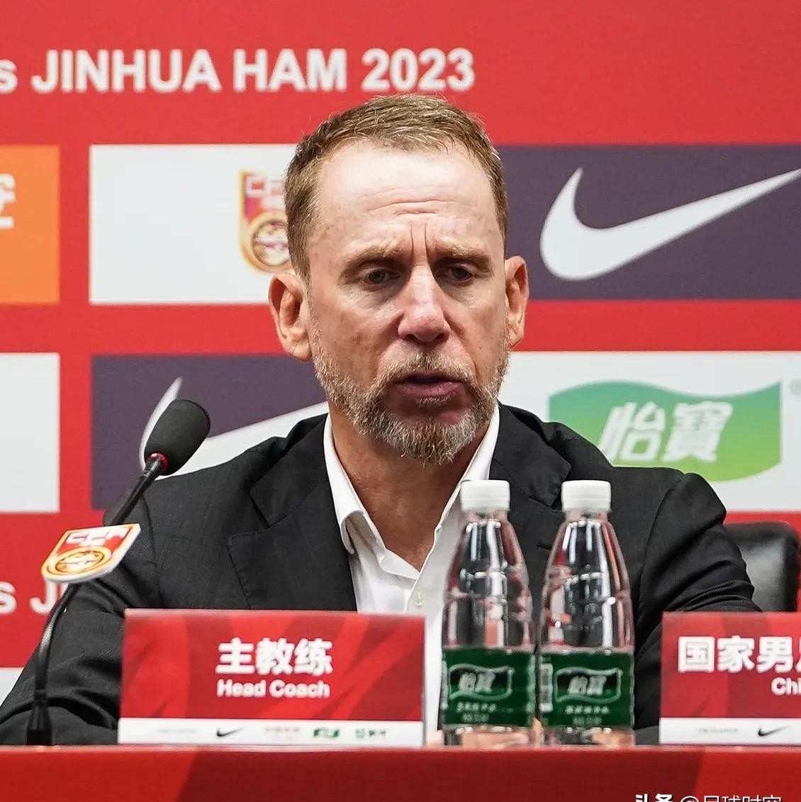 胜利后，球队主教练挥拳庆祝胜利