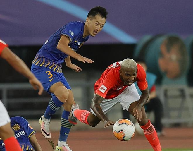 恒大客场不敌苏宁,遭遇连败 恒大客场不敌苏宁,遭遇连败