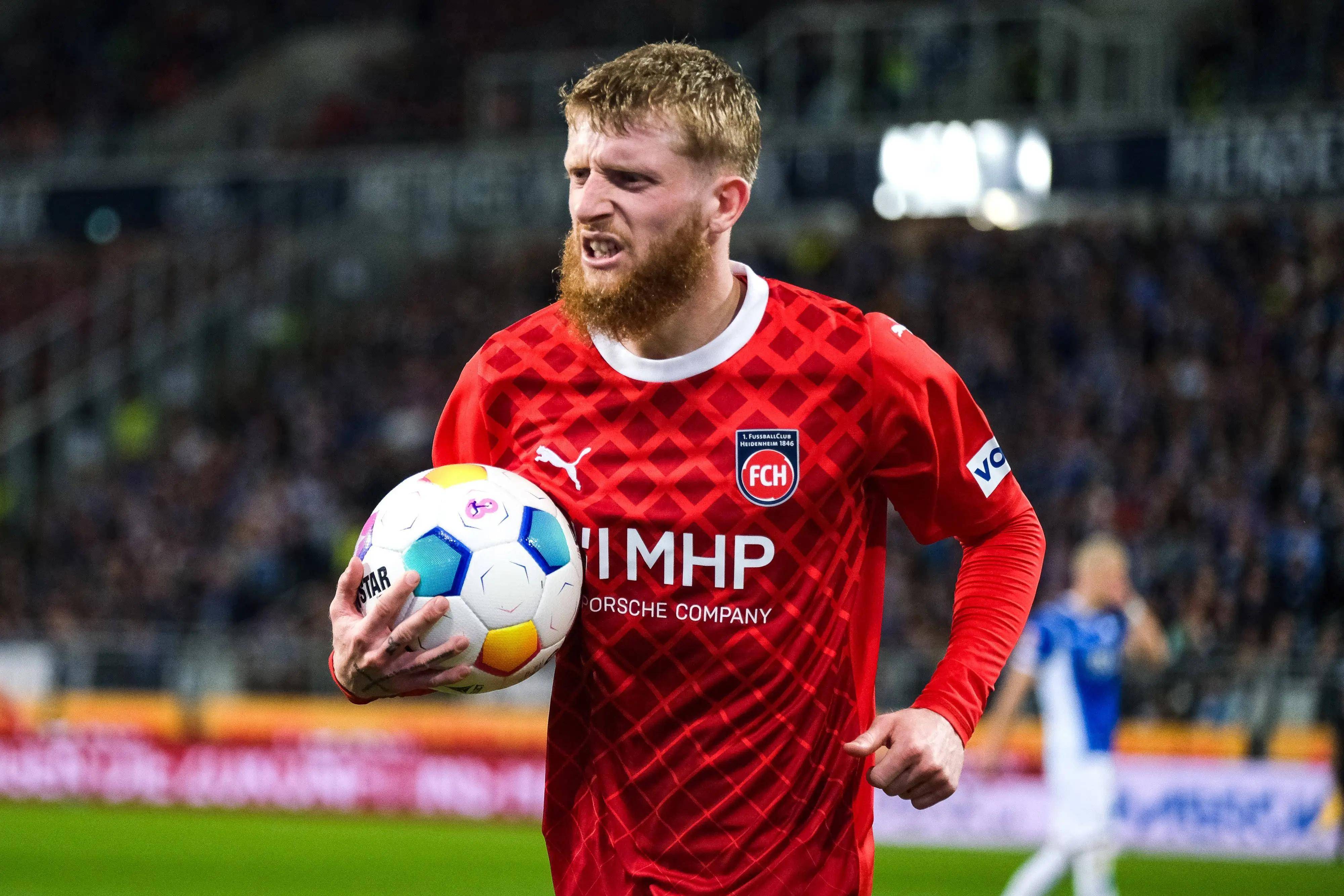 包含法兰克福客场拿下三分，跻身德甲前列的词条