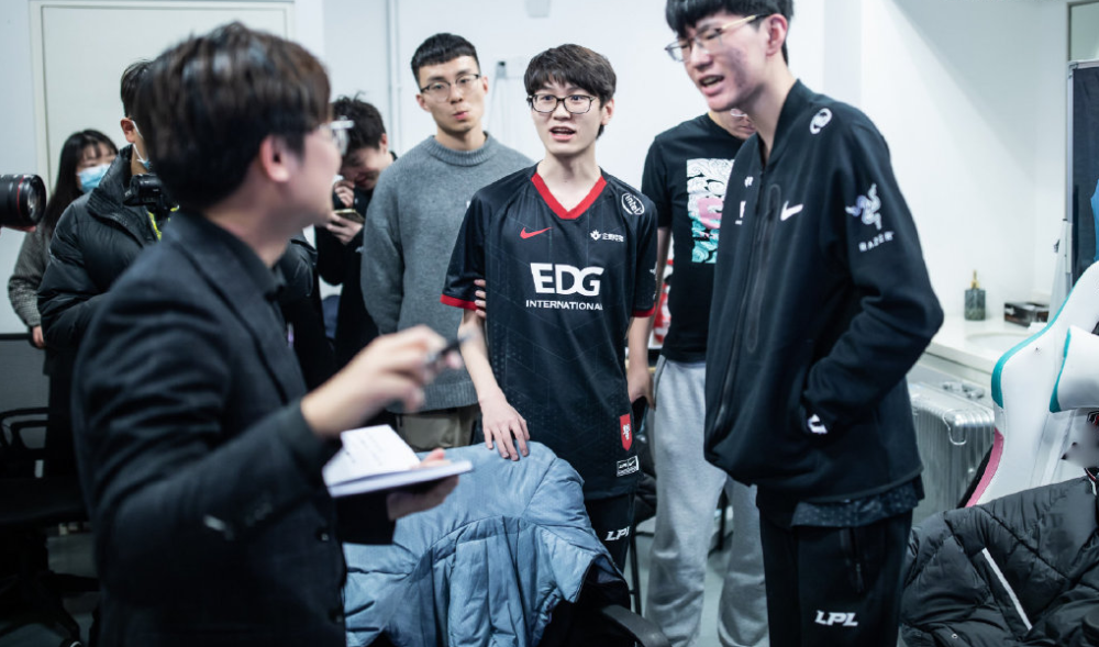 FPX碾压GEN，Viper团战一打五入围赛2:1（成都）