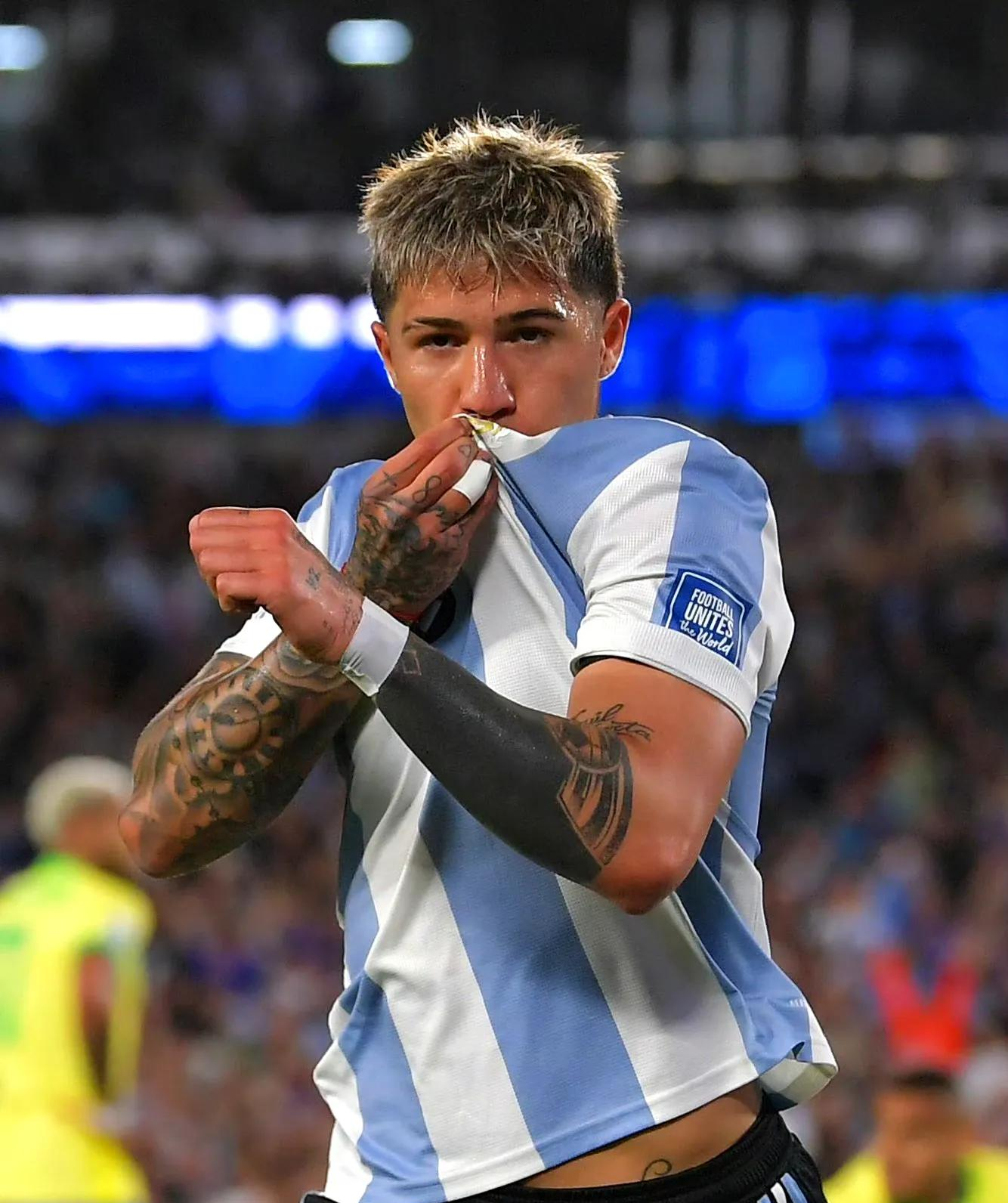 哥伦比亚队闯入半决赛，展现出色实力