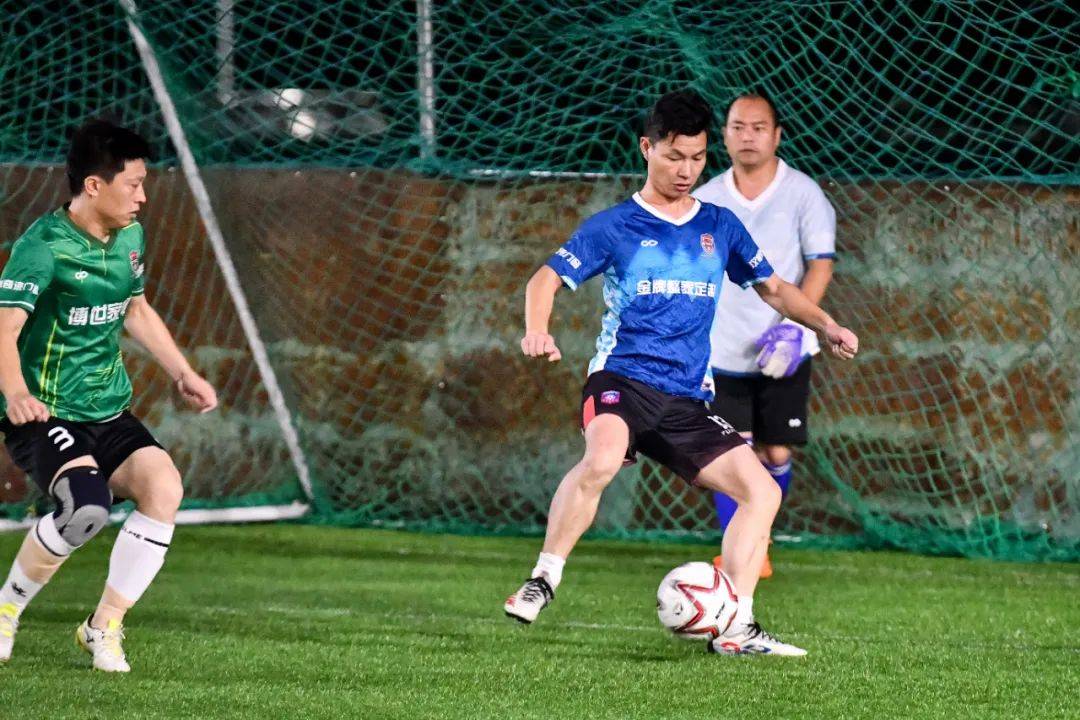 开云官网-赛场上风云变幻，强队角逐晋级名额的简单介绍