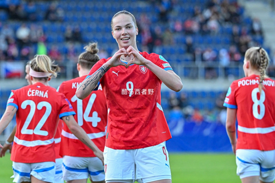 挪威女足选手训练备战冠军赛事 挪威女足选手训练备战冠军赛事